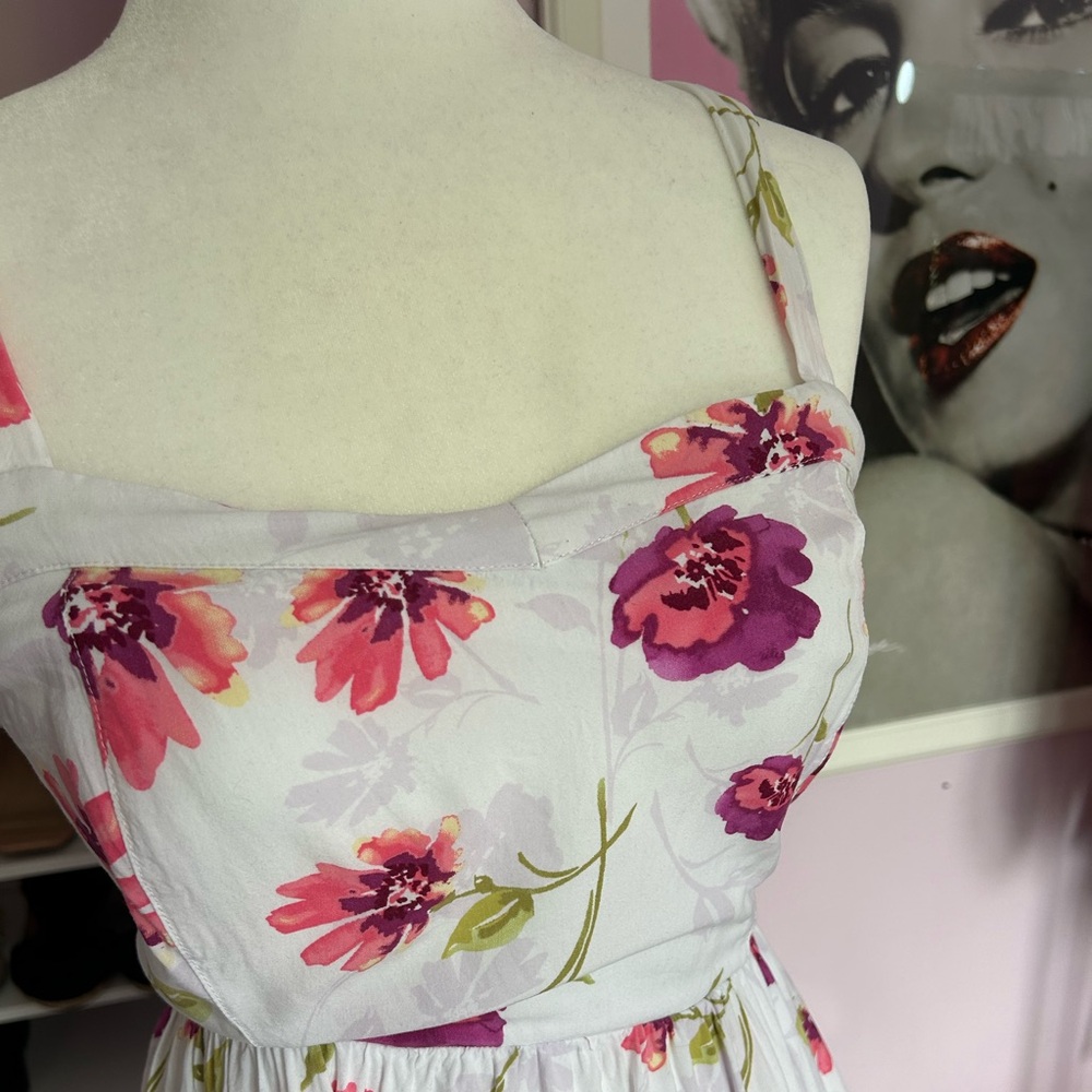 🌸White and pink floral dress with adjustable straps, featuring a flattering fit - Picture 2 of 5